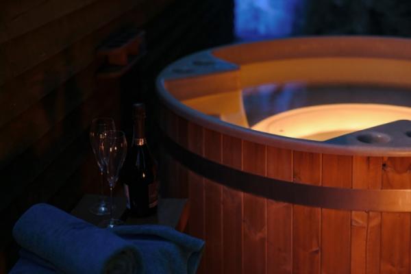 There are so many things to be thankful for now spring is here and the nights are getting lighter. We think this stunning Kirami hot tub, time with friends and family and a tipple of something ice-cold are just a few of them...⁠
⁠
Head to our bio link to start planning your outdoor wellness haven.⁠
⁠
#WhyKirami #ForTheLoveOfTubs #HotTubs #kirami #warmerfeelings  #woodfired #hottubs #ukstaycation #luxury #saunas #createyourescapewithkirami #GardenInspo
