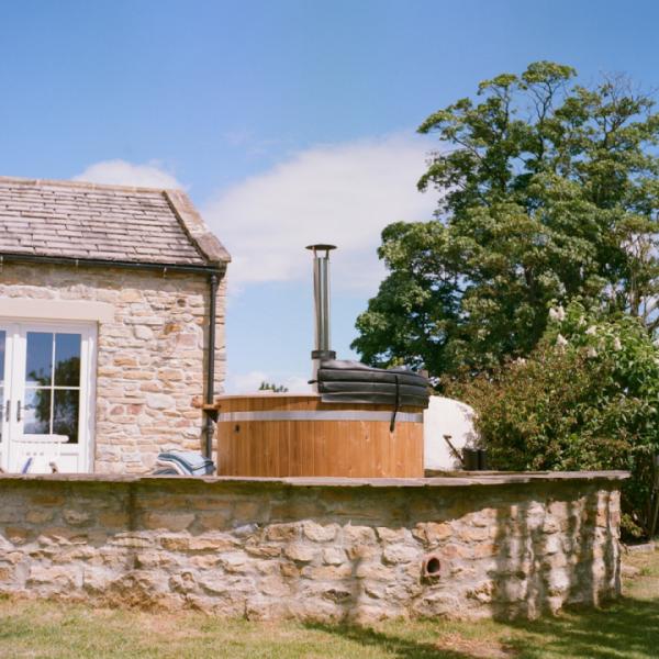 🌤️ How Are You Spending Your Bank Holiday?🌤️⁠
⁠
Whether it’s a solo moment of calm or a soak shared with family and friends, the best Bank Holiday escapes don’t require plane tickets or crowded places.⁠
⁠
Just water, warmth and a little piece of luxury at home.⁠
⁠
What are you up to today?⁠
⁠
#KiramiUK #BankHolidayBliss #LuxuryOutdoors #WellnessAtHome #GardenRetreat #SlowLiving #KiramiLife
