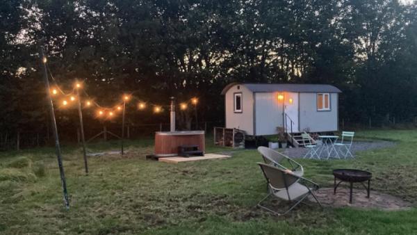New addition for 2026, our @kirami.uk wood-fired hot tub. 🫧 Perfect for an evening soak overlooking the picturesque Eden Valley. Message us for availability and best rates.🐑 🪵 #glamping #lakedistrict #edenvalley
